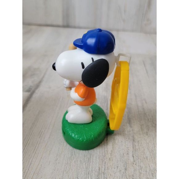 McDonald's baseball 2018 Snoopy keychain toy figure - Picture 2 of 4